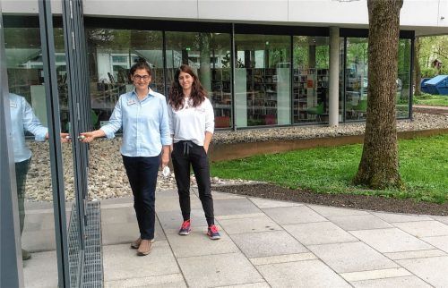Das ist das neue Leitungs-Duo der Bücherei: Leiterin Andrea Sondhauß (links) und Jana Giebel auf der neuen Außenterrasse, die im Sommer eröffnet werden soll. Foto Weinzierl