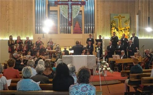 Das Jubiläumskonzert zum 50-jährigen Bestehen der Pfarrkirche Wiederkunft Christi erlebten die Besucher als fulminanten Schlusspunkt der Feierlichkeiten.Foto  Sedlbauer
