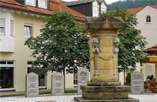 Das Kriegerdenkmal mit den Gedenksteinen für die Gefallenen des Zweiten Weltkriegs am Niederaschauer Kriegerdenkmal. Foto Rehberg
