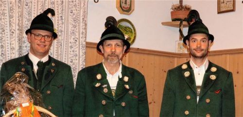 Das neue Vorstandstrio des Trachtenvereins „D´ Geiglstoana“ Sachrang: (von links) Simon Pertl, Bernhard Bauer und Andreas Hamberger.Foto Rehberg