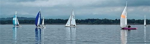 Das Regattafeld wartet auf Wind: Statt spannenden Wettkämpfen gab es schöne Spiegelbilder auf dem Wasser.