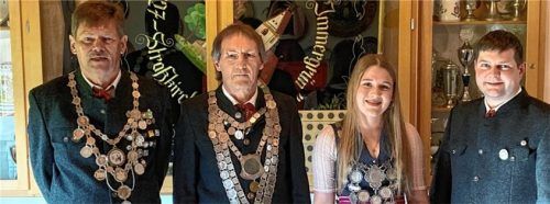Das sind die Schützenkönige: (von links) Josef Bichler, Anton Hartmannsegger und Annalena Rinser mit Erstem Schützenmeister Siegfried Daxeder. Es fehlt Theresa Gaßner.Foto re