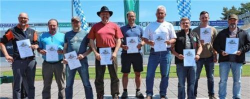 Das Stockerl der oberbayerischen Meisterschaft (von links): Platz 2: SG Almenrausch Rosenheim: Paul Reiprich, Matthias Derermeyer und Bernhard Haas. Platz 1: Königlich-prvilegierte Feuerschützengesellschaft Landsberg: Olaf Erichsen, Thomas Aust und Michael Heckel. Platz 3: Eichenlaub-Stamm Raubling: Stefan Schleinkofer, Andreas Kristen und Matthias Deindl. Foto Privat