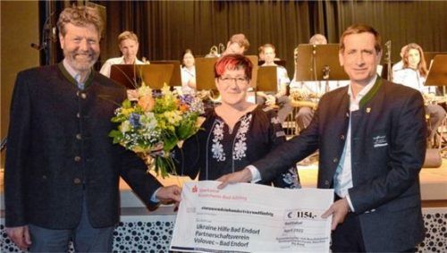 Den symbolischen Scheck überreichten Dritter Bürgermeister Eduard Huber (links) und Kurdirektor Peter Helfmeyer an die Vorsitzende des Vereins Volovec-Bad Endorf, Cornelia Graf. Foto Ammelburger