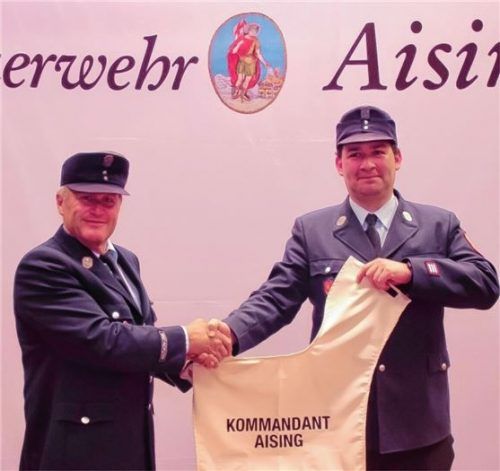 Der bisherige Kommandant Alois Obermüller (links) übergibt seinem Nachfolger Erich Weiss den „Kommandanten-Koller“. Foto re