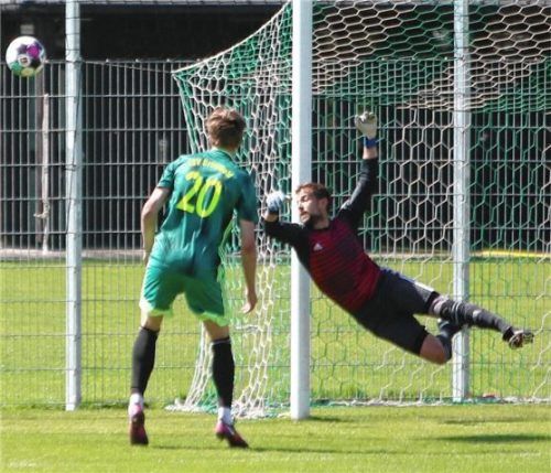 Der Bruckmühler Torhüter Markus Stiglmeir war der Mann des Spiels. Hier parierte er einen Schuss von Jordi Woudstra. Foto Wolfgang Fehrmann