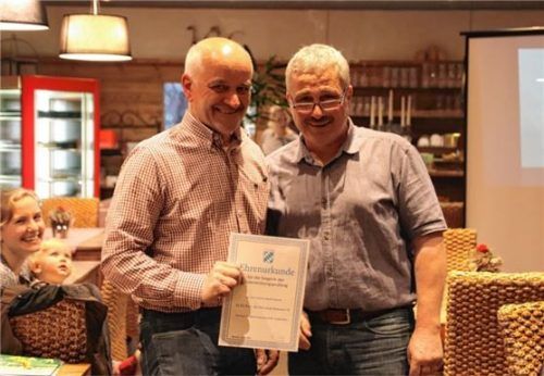 Der Erfolgszüchter Franz Galneder (links) zusammen mit dem Vorsitzenden der Warmblutpferdezuchtgenossenschaft Südostbayern, Franz Mayer, bei der Hauptversammlung.Foto Mayer