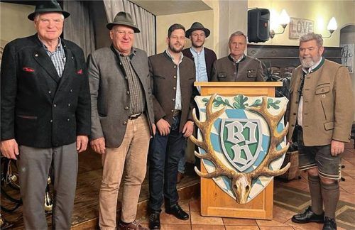 Der frisch gewählte Vorstand: (von links) Schatzmeister Peter Stoib, Schriftführer Oliver-Marc Rados, Adrian Karafiol, Beisitzer Marinus Schmidt, stellvertretender Vorsitzender Lorenz Thum und Vorsitzender Jakob Hündl senior.Foto Jägervereinigung