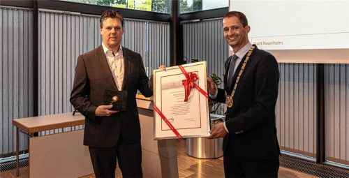 Der Martha-Pfaffenberger-Ausbildungspreis der Stadt Rosenheim wurde von Oberbürgermeister Andreas März an die Firma esmo AG, vertreten durch Geschäftsführer Andreas Rothstein (links), übergeben. Foto Thomae