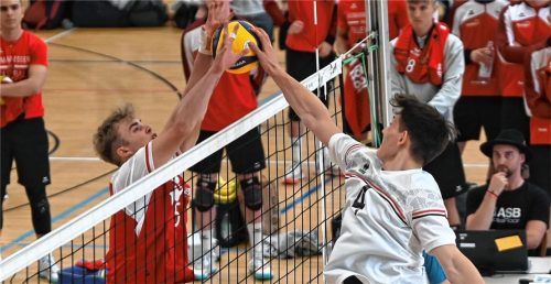 Der Matchball im Vorrundenspiel Speyer (rechts) gegen Hannover. Speyers Spieler blieb bei diesem Netzduell Sieger, doch am Ende wurde der TSV nur Vorletzter. Foto  Hans-Jürgen Ziegler