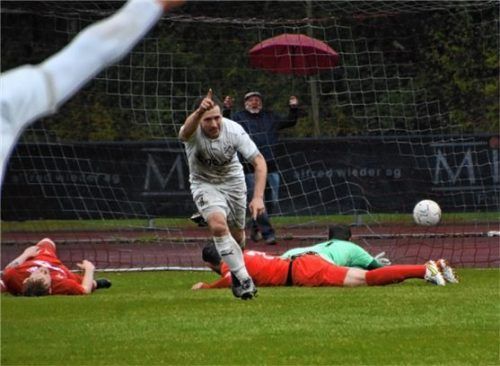 Der Moment nach dem Siegtreffer: Ball im Tor, Bruckmühler Enttäuschung, Erlbacher Jubel.Foto Franz Ruprecht