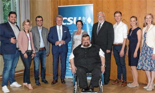 Der neu zusammengesetzte Vorstand der CSU Rosenheim-Land: (von links) Tobias Jonas, Daniela Ludwig, Alois Loferer, Vorsitzender Klaus Stöttner, Katharina Kern, Hans Loy, Sebastian Friesinger, Matthias Eggerl, Annette Resch und Katharina Hüls. Foto re
