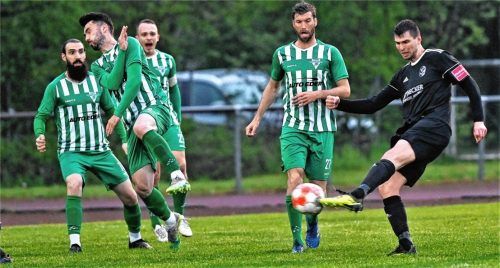 Der SB Rosenheim musste in der Schlussphase bange Minuten überstehen, blockte die Kastler Schüsse erfolgreich ab und sicherte sich den 2:1-Heimsieg. Foto Hans-Jürgen Ziegler