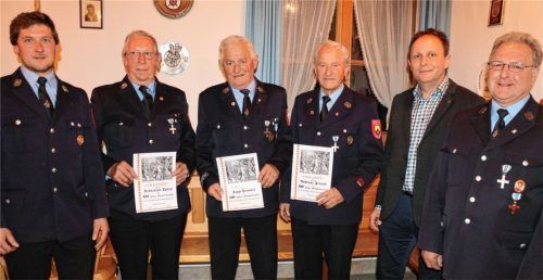 Der Vorsitzende der Wildenwarter Feuerwehr, Michael Ramsl (links), und sein Stellvertreter Alfred Vodermaier (rechts) zeichneten – gemeinsam mit Bürgermeister Daniel Mair (Zweiter von rechts) – drei Feuerwehrleute für 60 Jahre Dienst aus: Sebastian Spitzl, Josef Kronast und Andreas Freund senior (von links mit Urkunden).Foto Rehberg