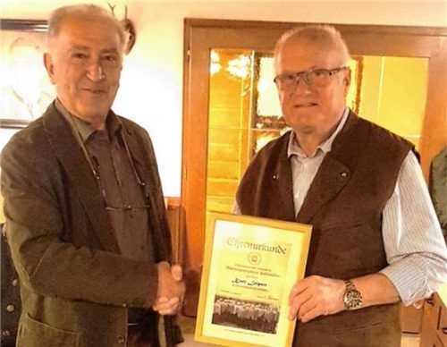 Der Vorsitzende des Männergesangvereins Kiefersfelden, Josef Beham (links), ernennt Kurt Leipert zum Ehrenmitglied. Foto Männergesangverein kiefersfelden