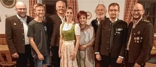 Der Vorstand der Pullacher Altschützen: (von links) Matthias Determeyer, Basti Seiffert, Thomas Stadler, Monika Bartl, Juliane Bachmeier, Sigi Ebert, Erwin Heimbuchner und Stefan Seiffert. (Martin Kindermann fehlt auf dem Bild.) Foto  Re