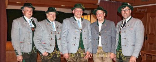 Der Vorstand der Trachtler: (von links) Kassier Andreas Leitner, Schriftführer Gerhard Hefter, der Stellvertretende Vorsitzende Georg Gar junior, Fähnrich Andi Pichler und Vorsitzender Peter Bichler.Foto Schwitteck