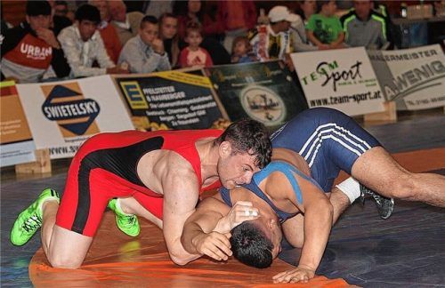 Derbys zwischen Traunstein und Trostberg gibt es in der kommenden Saison. Im Bild Traunsteins Igor Dereszewski (rotes Trikot) gegen den Trostberg Kubilay Ersayin.Foto Wittenzellner