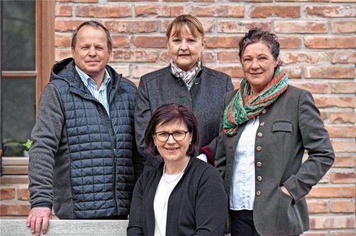 Die aktuellen Vorsitzenden: (von links) Zweiter Vorsitzender Karl Rothmayer, Schriftführerin Martina Bühler-Karsubke, Kassiererin Katharina Strasser und vorne Vorsitzende Marianne Loferer.Foto  Hötzelsperger
