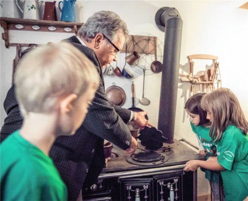 Die Alte Mühle in Giengen-Burgberg entführt ihre Besucher in die Ära alter Handwerkstradition. Foto djd/Stadt Giengen an der Brenz