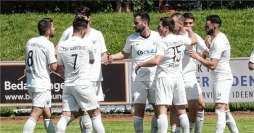 Die Ampfinger bejubeln den zweiten Treffer durch Birol Karatepe.Foto Michael Buchholz