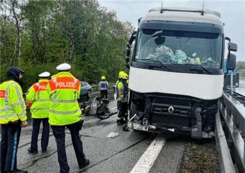 Die aufwendige Bergung des Lkw dauerte mehrere Stunden. Foto Reisner