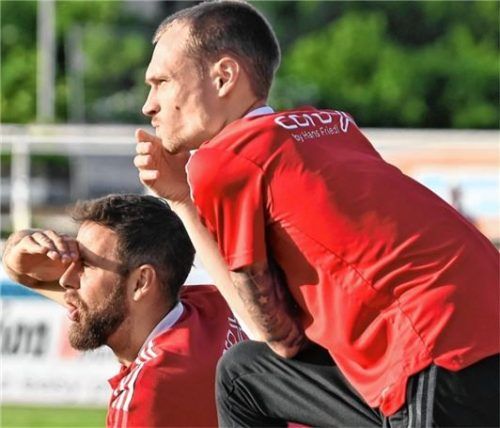 Die beiden 1860-Co-Trainer Marc Endres (links) und Michael Wallner mussten mit ansehen, wie ihre Rumpftruppe in Rain chancenlos war.Foto Hans-Jürgen Ziegler