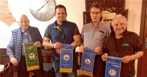Die belobigten Meister des Geflügelzuchtvereins Rosenheim erhielten Bänder mit dem jeweiligen Rassebild: (von links) Hans-Joachim Schwarz, in Vertretung von Albert Reichart, sowie Martin Dettendorfer, Ludwig Voringer und Alfred Forster. Foto re