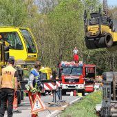 Asphaltlaster stürzt bei Torfwerk um