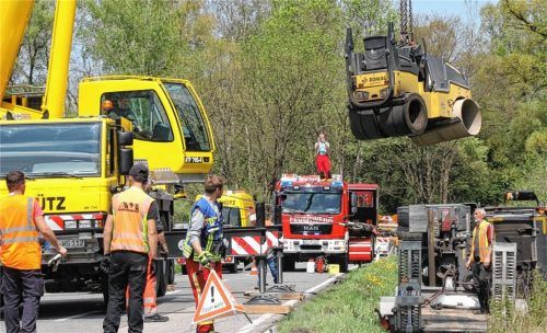 Die Bergungsarbeiten des mit Asphalt beladenen Lasters dauerten mehrere Stunden.Foto reisner