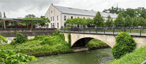 Die Brücke über den Triebwerkskanal ist dringend sanierungsbedürftig. Sie soll durch ein freispannendes Brückentragwerk mit Büros unter der Fahrbahn ersetzt werden.