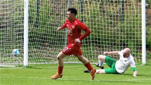 Die Entscheidung: Namik Helic trifft in der Nachspielzeit zum 4:2-Endstand für Traunstein.Foto Wolfgang Fehrmann