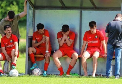 Die Enttäuschung war auf der Töginger Auswechselbank nach dem Abstieg groß. Foto Christian Butzhammer