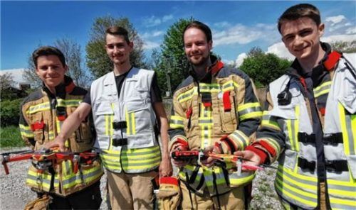 Die erfolgreichen Luftbeobachter der Feuerwehr Mößling mit ihren Drohnen: (von links) Johannes Linz, Tobias Oberhansl, Maximilian Köck und Dominik Michlbauer.