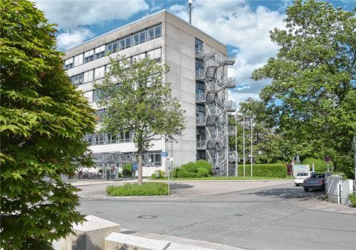 Die Fläche, direkt gegenüber des Entrees der Gabor-Zentrale, soll in „Joachim-Gabor-Platz“ benannt werden. Dafür haben sich die Stadträte jetzt einstimmig ausgesprochen. Foto Schlecker