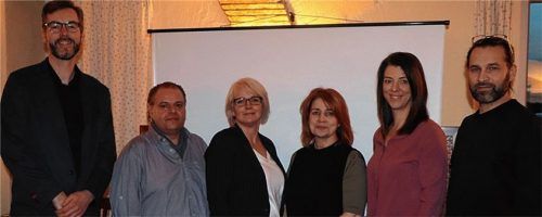 Die Friseurinnung hat einen neuen Vorstand (von links): Gerhard Michel, Bernhard Mühlbacher, Obermeisterin Yvonne Gaumont, Marion Denzer, Sandra Niederbuchner und Vitalij Diez.Foto Wittenzellner