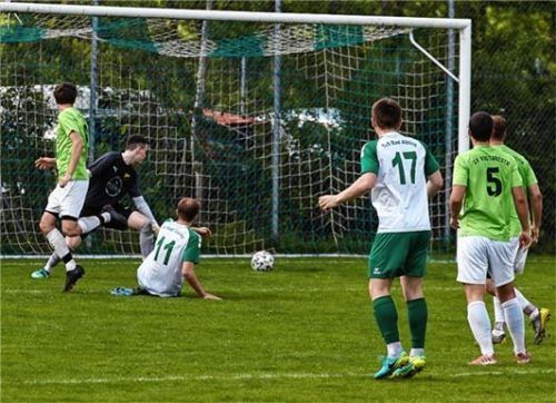 Die Führung im Abstiegskampf: Bad Aiblings Fabian Troffer erzielt das 2:1 gegen Vogtareuth.Foto Dirk Habermann