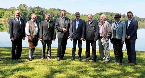 Die Geehrten mit Landrat Otto Lederer und den Bürgermeistern ihrer Gemeinden (von links): Christian Glas in Personalunion als Geehrter und amtierender Bürgermeister von Eggstätt, Thomas Schwitteck, Knut Hörger, Landrat Otto Lederer, Edlings Bürgermeister Matthias Schnetzer, Georg Hiebl, Valentin Obermeier, Johann Schmid und der Neubeurer Bürgermeister Christoph Schneider.Foto Landratsamt Rosenheim