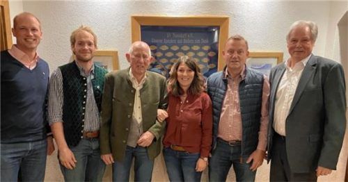 Die geehrten Mitglieder: (von links) Matthias Zacher, Johann Maurer, Günter Schneider, Monika Trattner, Christian Lengenfelder mit Vorsitzendem Siegfried Zacher.Foto Steffenhagen