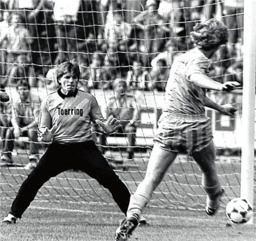 Die große Zeit: Manfred Eiben als Klasse-Bayernliga-Keeper bei Ampfing 1985 gegen 1860 München. Foto  cb