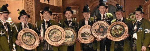 Die Hauptmannschaft überreichte beim Kompanieabend Ehrenscheiben: (von links) Hauptmann Walter Wons, Josef Lahner, Martin Hemberger, Franz Astner, Andreas Dachauer, Georg Mayer, Anton Grad junior und Oberleutnant Mario Wimmer. Foto Weiß