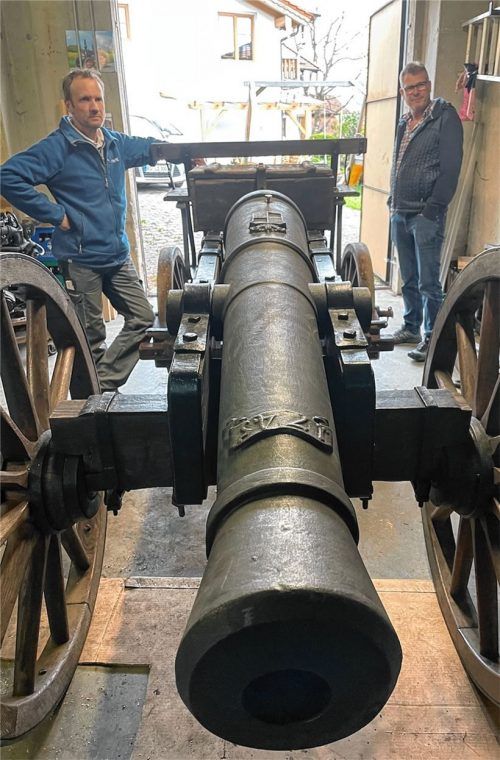 Die Kanone samt Wagen und Deichsel lagert noch in einem Kellerverschlag in Umrathshausen. GSK-Hauptmann Hubert Stein (links) und Josef Staudacher freuen sich schon auf den Patronatstag am kommenden Wochenende. Foto Kirchner