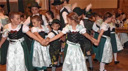 Die Kindergruppe des Trachtenvereins tanzte das „Mühlradl“.