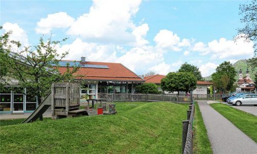 Die Kindertagesstätte Spatzennest in Aschau: Um die Zahl der Betreuungsplätze zu erhöhen, muss das Angebot in Kinderkrippe, Kindergarten und Kinderhort bis 2026 deutlich ausgebaut werden. Foto Rehberg