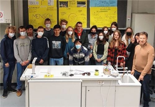 Die Klasse 10b mit Experte Manuel Philipp (rechts).Foto SFG