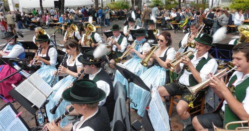 Die Kolbermoorer Stadtkapelle beim Maibaumfest in der Mangfallstadt 2018 – heuer sind sie wieder dabei. Fotos Thomae/re