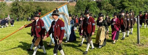 Die Kompanie Samerberg marschierte durch den historischen Ortskern von St. Martin zum Festzelt.Foto Wörndl