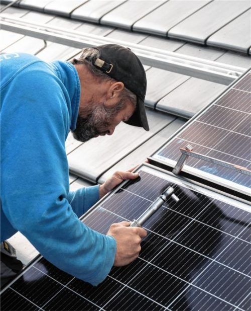 Die Kraft der Sonne nutzen: Zur Errichtung von Fotovoltaik-anlagen auf städtischen Gebäuden hat die Rosenheimer CSU jetzt einen Antrag im Stadtrat eingebracht.Foto dpa