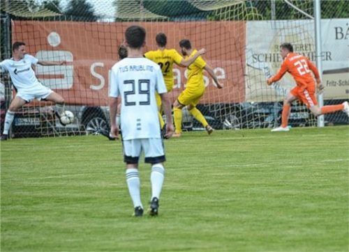 Die Meisterrettung: Quirin Wolfrum (links) wehrt für den TuS Raubling auf der Linie ab.Foto Franz Ruprecht