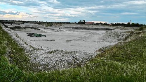 Die mit Wasser aufgefüllte Kiesgrube im Mühldorfer Norden gäbe einen schönen See ab, aber nicht zum Baden.Foto Latta